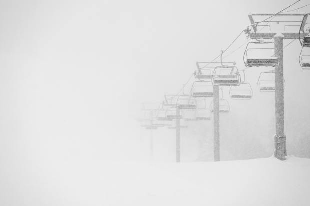 Tonton: Go-Pro Pemain Ski Menangkap Seluncuran Salju In-Bounds