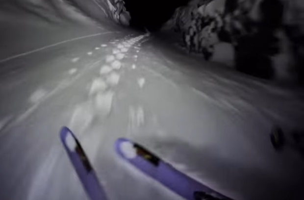 PERHATIKAN: Pemain Ski Merobek Couloir Di Malam Hari
