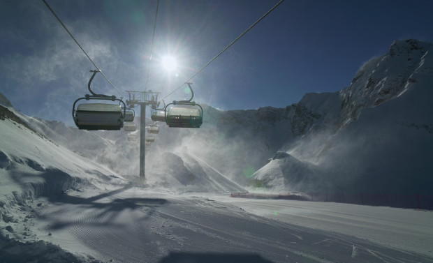 PERHATIKAN: Pemain Ski Berpegangan Seumur Hidup Saat Kursi Gantung Berayun Di Angin Kencang