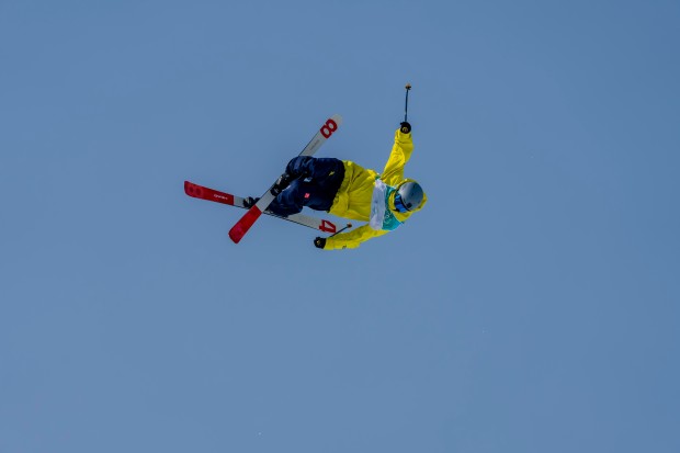 Terkagum-kagum: Para Pemain Ski Red Bull Bekerjasama Dengan Trik-Trik yang Benar-Benar Luar Biasa