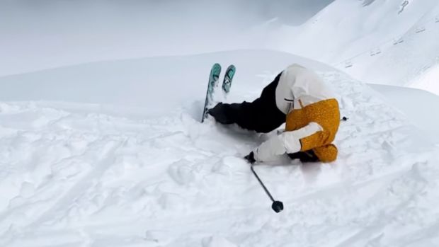Lucu: Pemain Ski Berimprovisasi Setelah Gagal Trik Kreatif