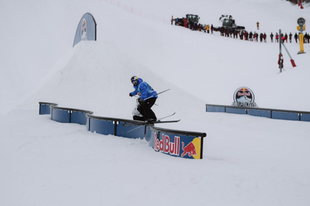 Tonton: Pemain Ski Pro Mengejutkan Kerumunan Dengan Trik Rel Membungkuk Pikiran