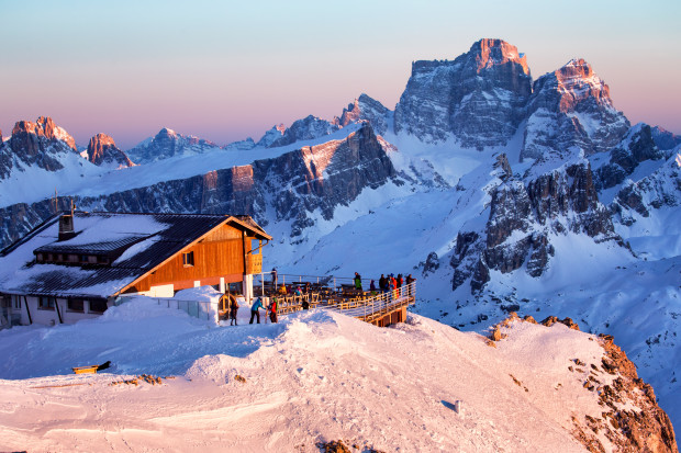 Para Pemain Ski Pro Memanjat Tembok Batu yang Mengintimidasi Untuk Mencapai Chute yang Indah