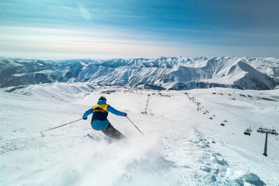 Pelatih Ski Swiss Menawarkan Tips Bermain Ski di Lereng Es