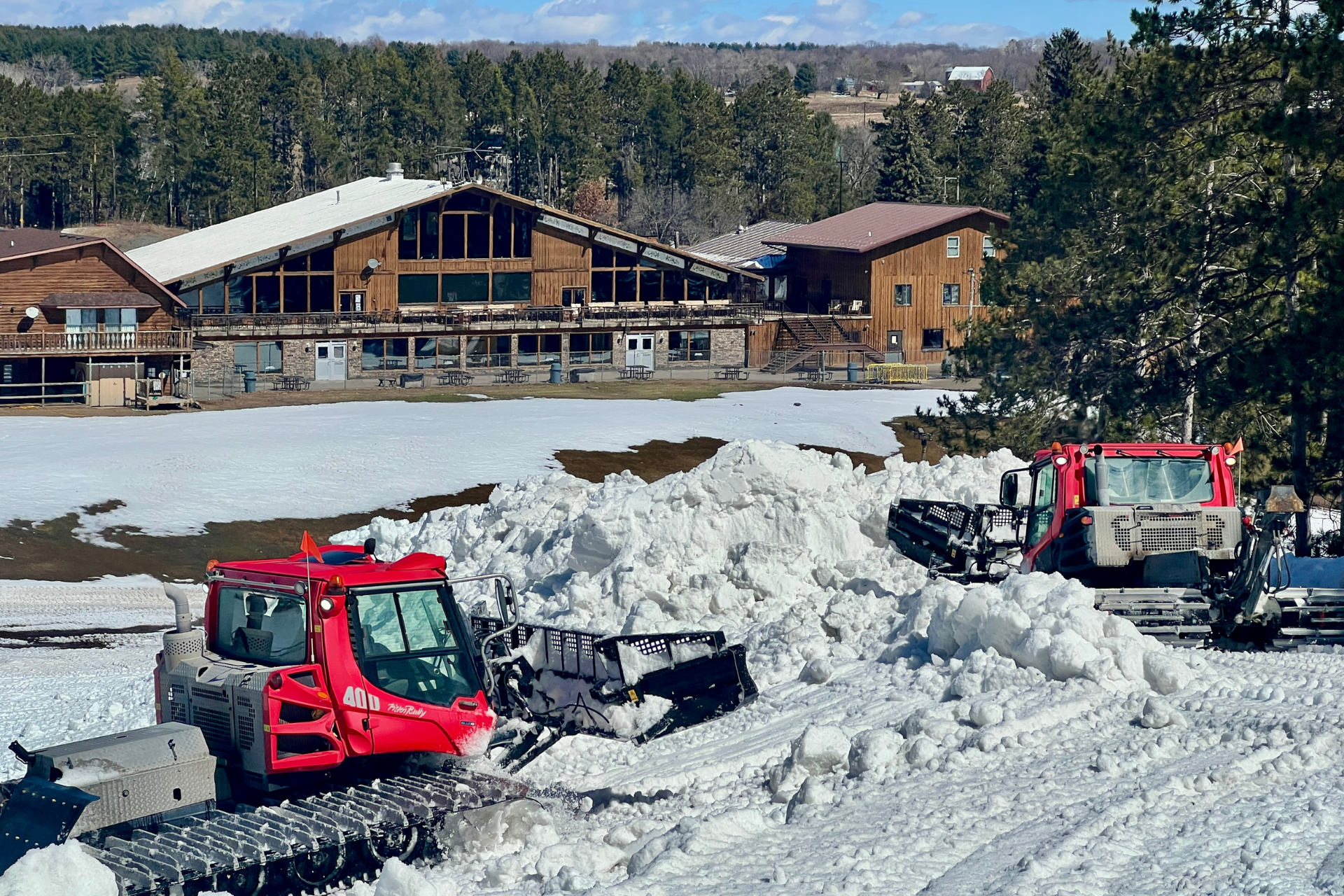 Midwest Ski Area Stores Heaps of Snow for Fall Ski Session - Powder