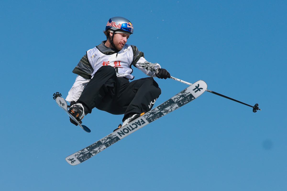 Near Miss: Freestyle Skier Loses Ski Mid-Air, but Somehow Sticks the Landing (Video)