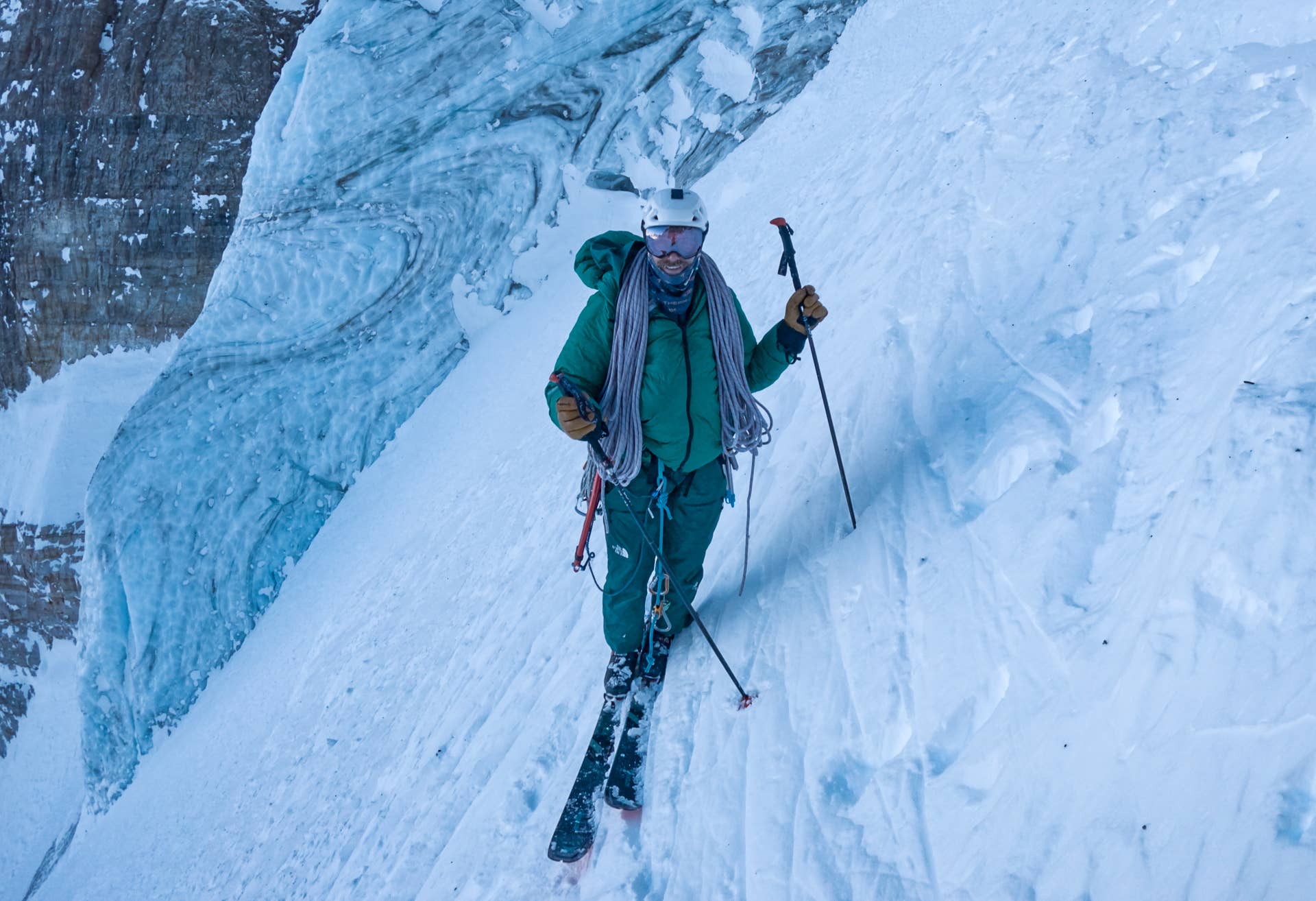 A New First Ski Descent on Canada's Deltaform Mountain - Carving Skills