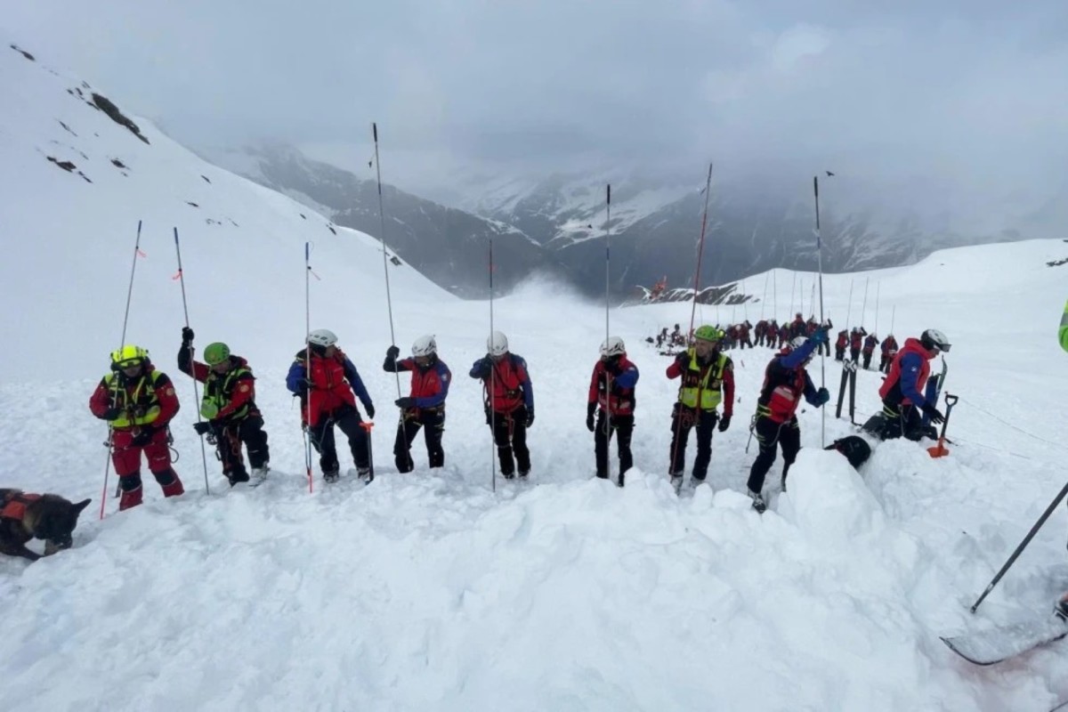 Avalanche Catches 25 Skiers, Two Killed In Italy