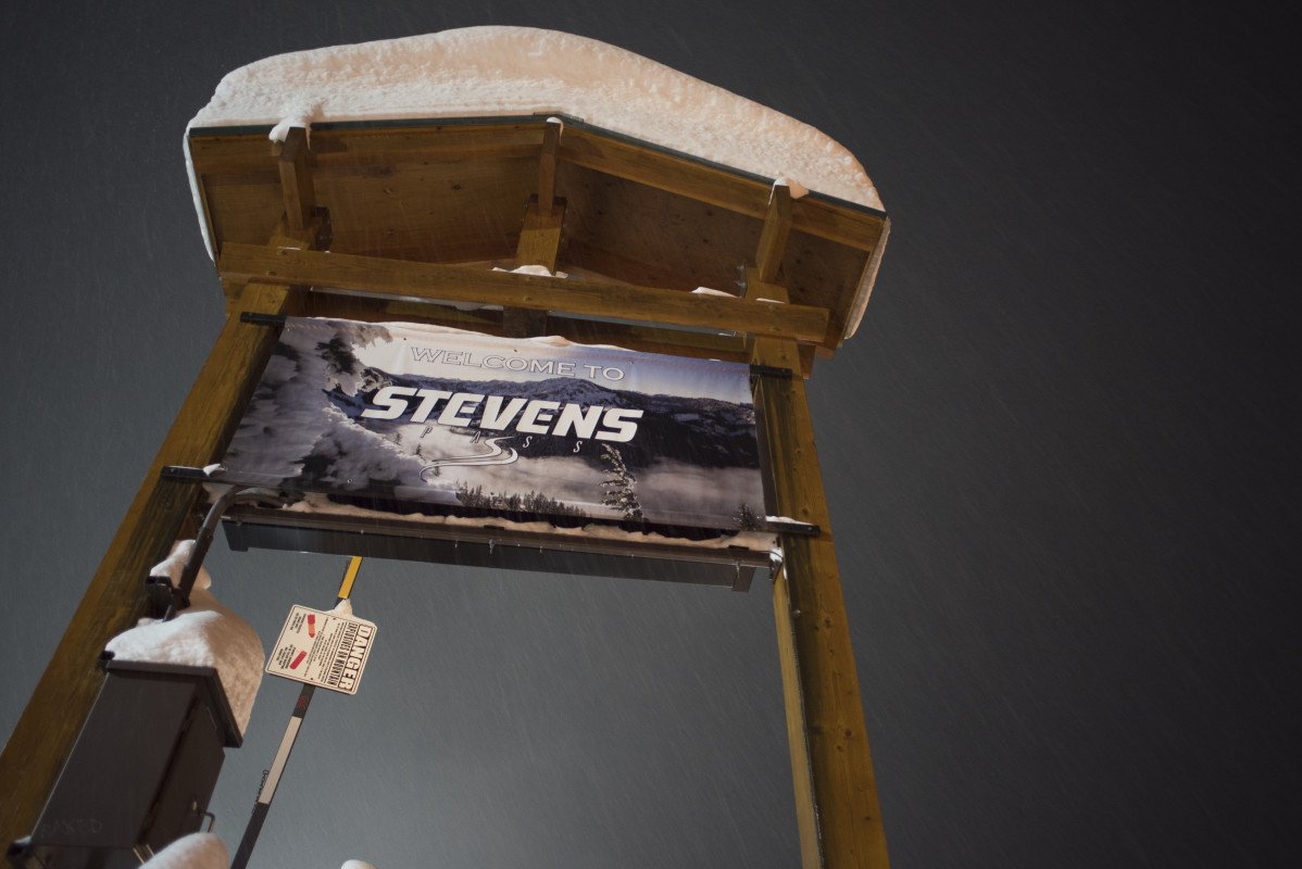 Power Outage Shuts Down Major Washington Ski Resort Amid Winter Storm