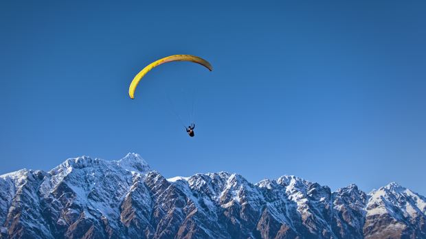 Pemain Ski Pro Terbang Dari Gunung (Secara harfiah) Setelah Sehari Bermain Ski