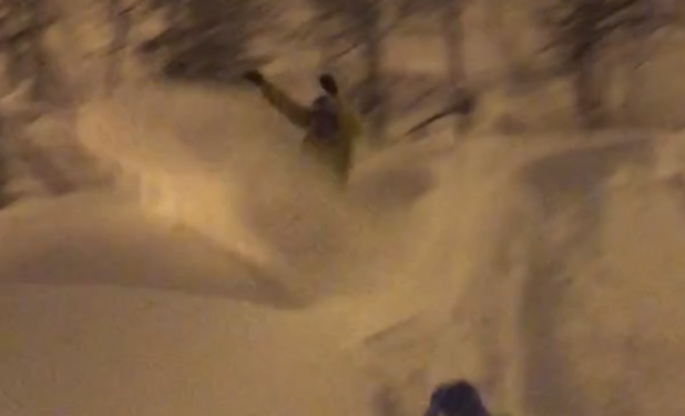 Snowboarder Tampaknya Menghilang Ke Udara Tipis